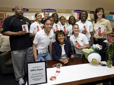 Robin Roberts with the Lady Lions team and coaches