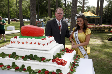 President Moffett and Miss Southteastern Brandy Hotard cut Srawberry Jubilee cake