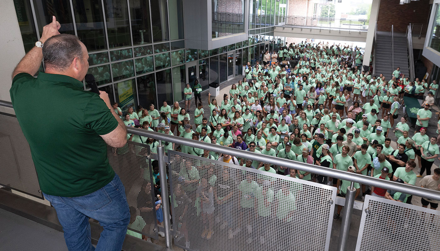 President Wainwright talks to a group of students at the Big Event