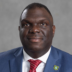 Raynard Francois headshot.